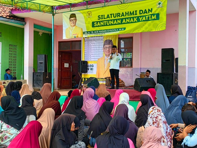 Caleg DPR RI Dapil Jabar 2 Kabupaten Bandung dan Bandung Barat (KBB) dari Partai Golkar Tubagus Ace Hasan Syadzily saat memberikan sambutan pada acara silaturahmi dan santunan kepada anak yatim piatu di Bandung Barat. Foto: Istimewa