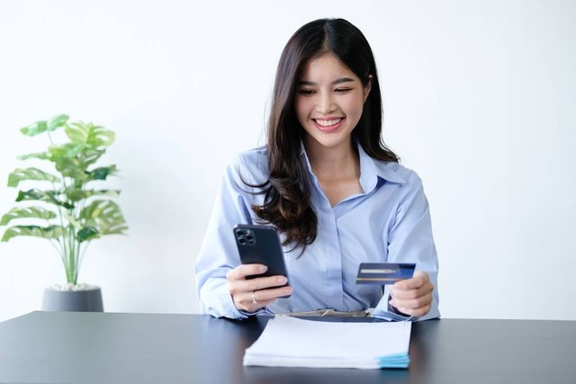 Ilustrasi pengguna kartu kredit. Foto: Shutterstock.