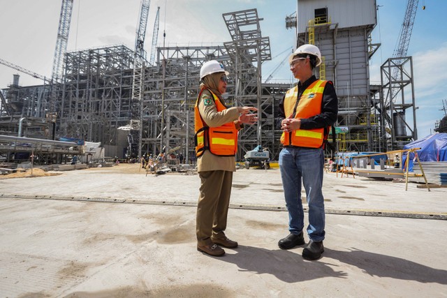 Menteri Ketenagakerjaan Ida Fauziah (kiri) berbincang dengan Wakil Presiden Direktur PT Freeport Indonesia Jenpino Ngabdi (kanan) saat meninjau pembangunan proyek Smelter Freeport di Kawasan Ekonomi Khusus Java Integrated and Industrial Port Estate. Foto: Rizal Hanafi/Antara Foto