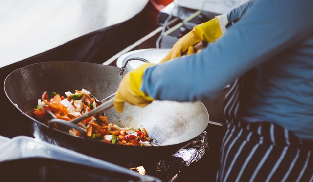 3 Tempat Kursus Masak Surabaya. Foto:Pexels/Clem Onojeghuo.