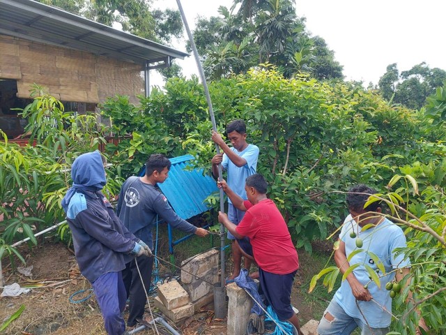 Proses perbaikan pompa submersible di Lapas Terbuka Kendal