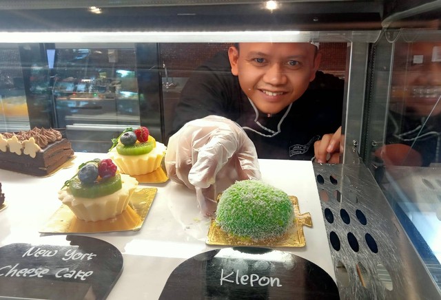 Chef Atho menunjukkan kue klepon kreasinya. Foto-foto: Masruroh/Basra