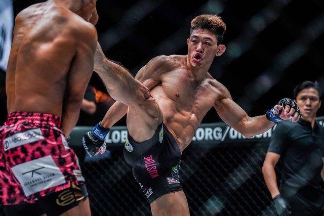 Oh Ho Taek melayangkan tendangan dalam laga MMA di ONE Championship. Foto: ONE Championship