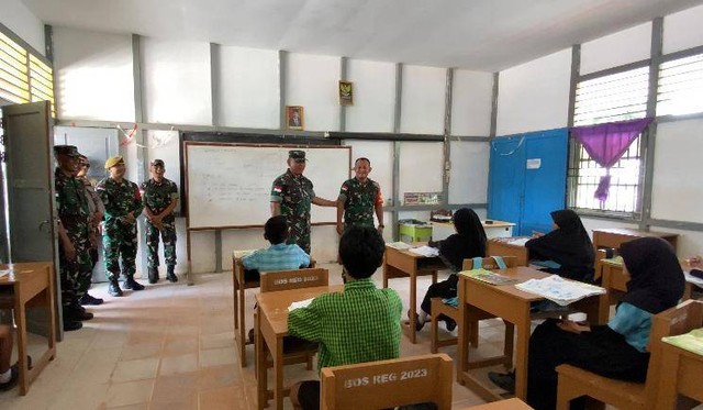 Danrem 121/Abw, Brigjen TNI Lukman Arif saat mengunjungi Serda Sutejo yang sedang mengajar di SDN 12 Entikong. Foto: Dok. Kodam XII Tanjungpura
