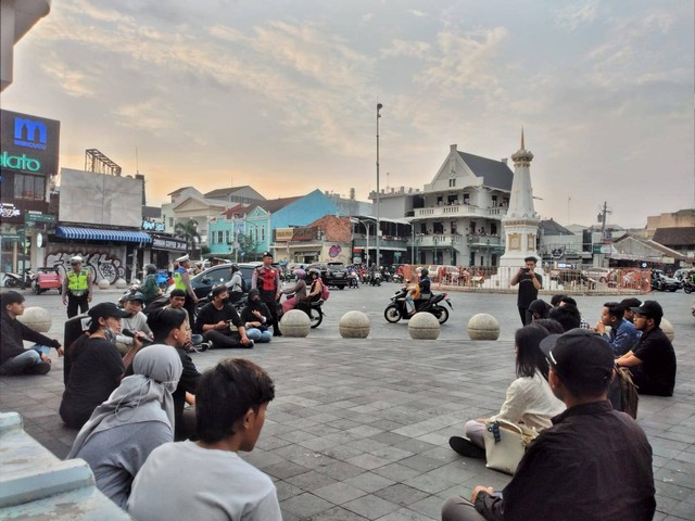 refleksi penerapan demokrasi di indonesia, dilakukan di tugu golong giling oleh sekelompok anak muda yang tergabung dalam aksi kamisan jogja. foto di ambil oleh tim dokumentasi