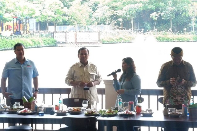 Capres nomor urut 02 Prabowo Subianto menggelar acara makan siang bersama dengan nelayan, petani, pengemudi becak motor, dan pengemudi angkot di Restauran Kembang, Medan, Sumatera Utara, Sabtu (13/1/2024). Foto: Zamachsyari/kumparan