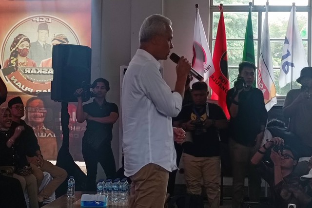 Capres nomor urut 03 Ganjar Pranowo saat menghadiri acara pertemuan dengan TPD, Caleg Partai Koalisi dan Relawan di Gedung Internatio, Kecamatan Krembangan, Surabaya, Sabtu (13/1/1024). Foto: Farusma Okta Verdian/kumparan