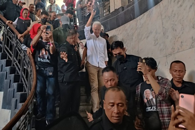 Capres nomor urut 03 Ganjar Pranowo saat menghadiri acara pertemuan dengan TPD, Caleg Partai Koalisi dan Relawan di Gedung Internatio, Kecamatan Krembangan, Surabaya, Sabtu (13/1/1024). Foto: Farusma Okta Verdian/kumparan