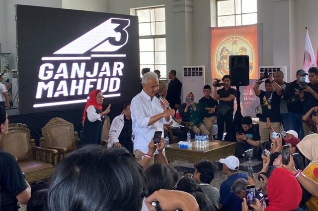 Capres nomor urut 03 Ganjar Pranowo saat menghadiri acara pertemuan dengan TPD, Caleg Partai Koalisi dan Relawan di Gedung Internatio, Kecamatan Krembangan, Surabaya, Sabtu (13/1/1024). Foto: Farusma Okta Verdian/kumparan