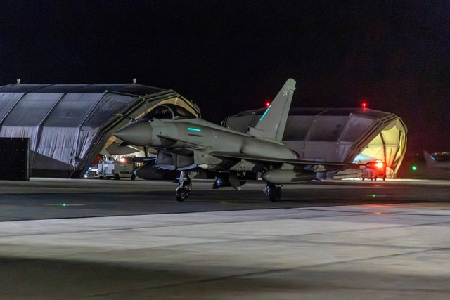 Pesawat RAF Typhoon setelah kembalinya pesawat tersebut menyerang sasaran militer di Yaman. Foto: Sersan Lee Goddard/UK MOD/via REUTERS