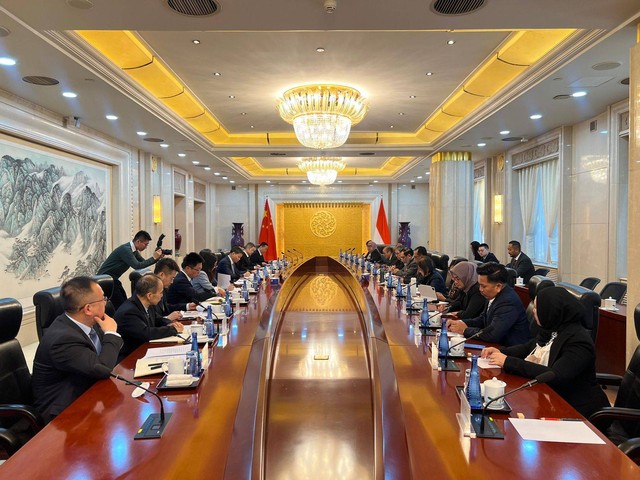 Menhub bertemu dengan Menteri Transportasi Republik Rakyat China Li Xiaopeng, Jumat (12/1) di Kota Beijing, Tiongkok. Foto: Kemenhub