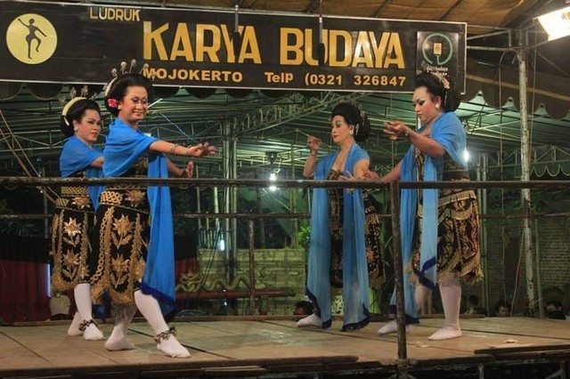 (Gambar 1: Ludruk Karya Budaya di Desa Jetis Mojokerto, Sumber: Jay 2023)