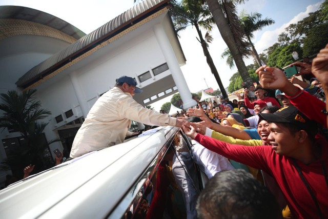 Capres nomor urut 2, Prabowo Subianto dalam acara konsolidasi bersama Koalisi Indonesia Maju (KIM), relawan dan masyarakat Sumatra Utara di GOR Pancing, Medan, Sumut, Sabtu (13/1/). Foto: Dok. Istimewa