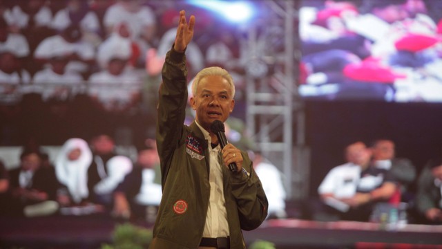 Calon presiden nomor urut 3 Ganjar Pranowo menyapa pensiunan aparatur negara se-Jatim di DBL Arena, Surabaya, Jawa Timur, Sabtu (13/1/2024). Foto: ANTARA FOTO/Umarul Faruq