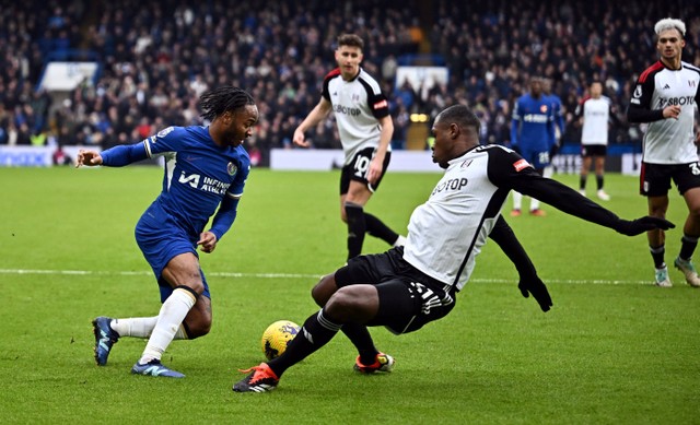 Raheem Sterling duel dengan Issa Diop saat Chelsea vs Fulham dalam laga lanjutan Liga Inggris di Stadion Stamford Bridge pada Sabtu (13/1/2024) malam WIB. Foto: REUTERS/Dylan Martinez