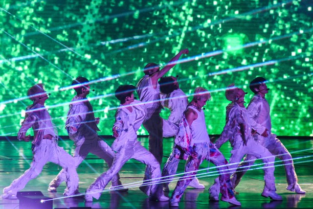 Personel grup musik Neo Culture Technology (NCT) 127 beraksi di atas panggung saat konser di Indonesia Arena, Jakarta, Sabtu (13/1/2024). Foto: ANTARA FOTO/Sulthony Hasanuddin