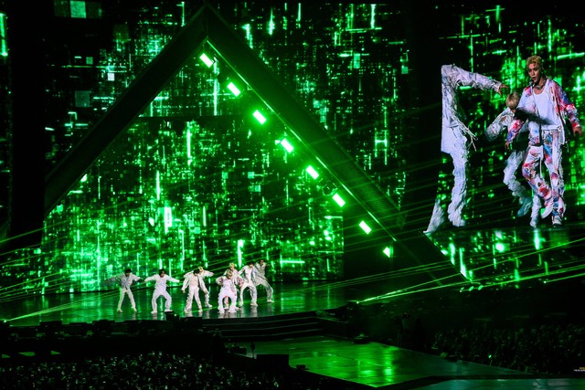 Personel grup musik Neo Culture Technology (NCT) 127 beraksi di atas panggung saat konser di Indonesia Arena, Jakarta, Sabtu (13/1/2024). Foto: ANTARA FOTO/Sulthony Hasanuddin