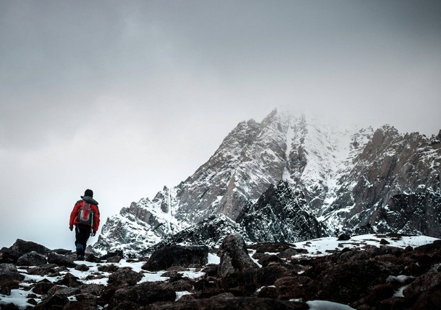 Ilustrasi Perlengkapan Naik Gunung, Unsplash/nasim dadfar