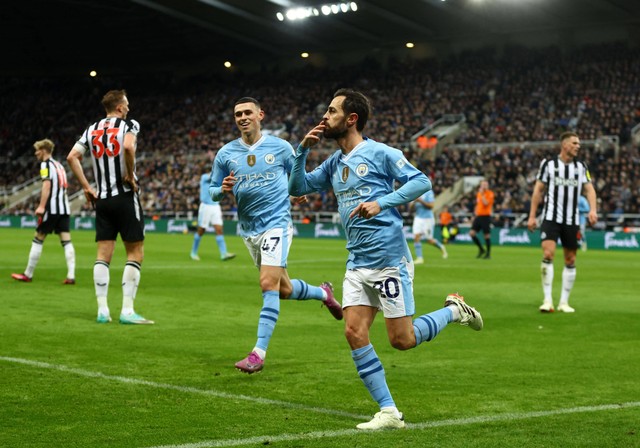 Bernardo Silva (tengah) melakukan selebrasi usai mencetak gol dalam pertandingan Liga Inggris 2023/24 antara Newcastle United vs Manchester City di Stadion St. James' Park, Inggris, pada Senin (14/1). Foto: Lee Smith/Reuters