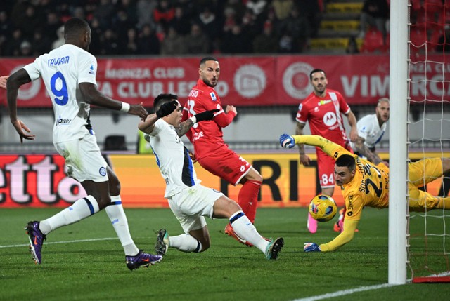 Aksi Lautaro Martinez (tengah) mencetak gol dalam pertandingan Liga Italia 2023/24 antara Monza vs Inter Milan di Stadion Brianteo, Monza, Italia, pada Minggu (14/1). Foto: Alberto Lingria/Reuters