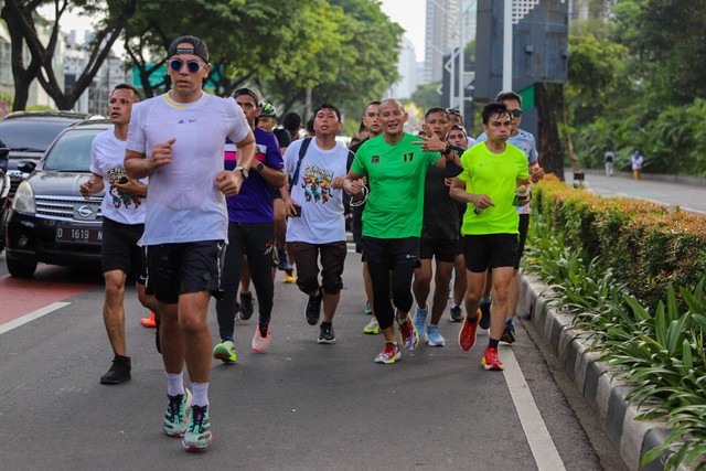 Sandiaga Uno mengikuti  acara Penguin SeliweRUN, di Senayan Park, Jakarta Pusat, Minggu (14/1/2024). 
 Foto: Iqbal Firdaus/kumparan