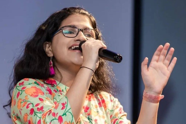 Suchetha Satish, remaja asal India yang pecahkan rekor dunia menyanyi dalam 140 bahasa saat konser. Foto: Instagram/@suchethasatish