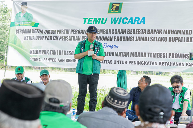 Plt Ketua Umum PPP Muhamad Mardiono berdiskusi bersama kelompok tani di Desa Sungai Pulai, Kecamatan Muara Tembesi, Kabupaten Batang Hari, Jambi, Sabtu (13/1/2024). Foto: Dok. Istimewa