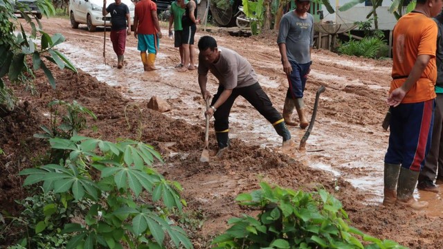 Kapolres Sekadau, AKBP I Nyoman Sudama, turun langsung kerja bakti bersama warga memperbaiki jalan rusak di Dusun Lamau. Foto: Dok. Polres Sekadau