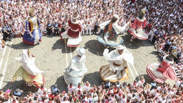 Ilustrasi Sebutkan Ciri-Ciri Budaya Lokal dan Berikan Salah Satu Contohnya. Sumber: Unsplash/San Fermin Pamplona - Navarra