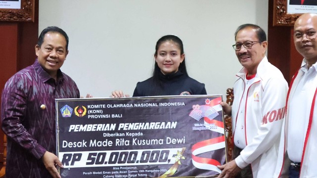 Penyerahan penghargaa dan bonus kepada atlet panjat tebing Desak Made Rita Kusuma Dewi oleh PJ Gubernur Bali  S.M. Mahendra Jaya - IST