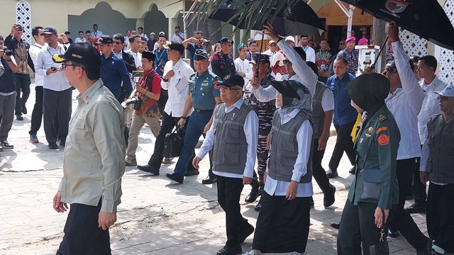 Wapres Ma'ruf Amin dan Wury Ma'ruf Amin meresmikan kick-off Tanara Clean Up, kegiatan bebersih sungai dan penanaman pohon di Kecamatan Tanara, Kab Serang, Banten, pada Minggu (14/1 2024). Foto: Nabila Ulfa/kumparan