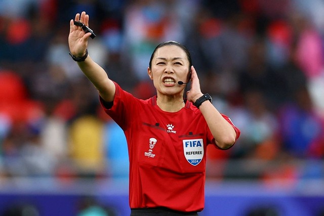 Wasit Yamashita Yoshimi saat memimpin laga Grup B Piala Asia 2023 antara Australia melawan India di Stadion Ahmad bin Ali, Al Rayyan, Qatar, Sabtu (13/1/2024). Foto: Molly Darlington/REUTERS