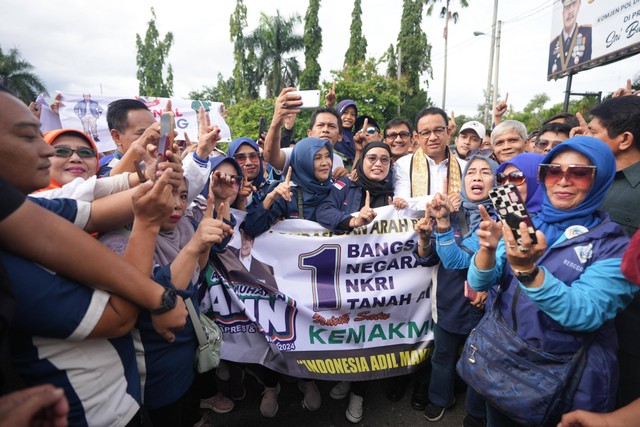 Puluhan relawan menyambut kedatangan Anies Baswedan di Bandara Radin Inten II, Kecamatan Natar, Kabupaten Lampung Selatan, Minggu (14/1). Foto: Dok. Istimewa