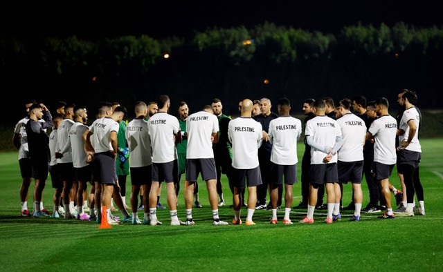 Timnas Palestina menggelar latihan di Onaiza Park, Doha, Qatar. Foto: Thaier Al-Sudani/REUTERS