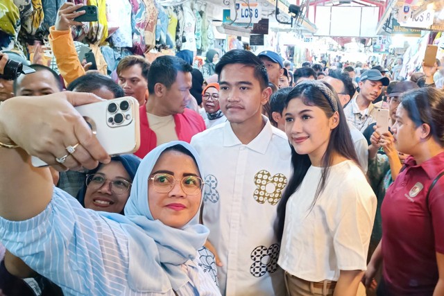 Ketum PSI Kaesang Pangarep dan istrinya Erina Gudono berkunjung ke Pasar Beringharjo, Minggu (14/1/2024). Foto: Arfiansyah Panji Purnandaru/kumparan