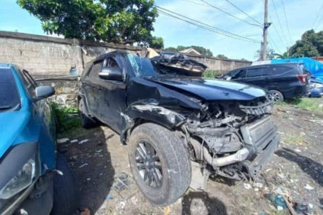 Toyota Fortuner bernopol F-1356-GM mengalami kecelakaan lalu lintas di KM 36 Tol Jagorawi, Kabupaten Bogor, Minggu (14/1/2024). Foto: Satlantas Polres Bogor