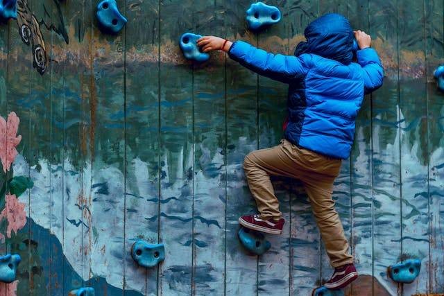 Wall Climbing Jakarta. Foto hanya ilustrasi, bukan tempat sebenarnya. Sumber foto: Pexels/Chris G