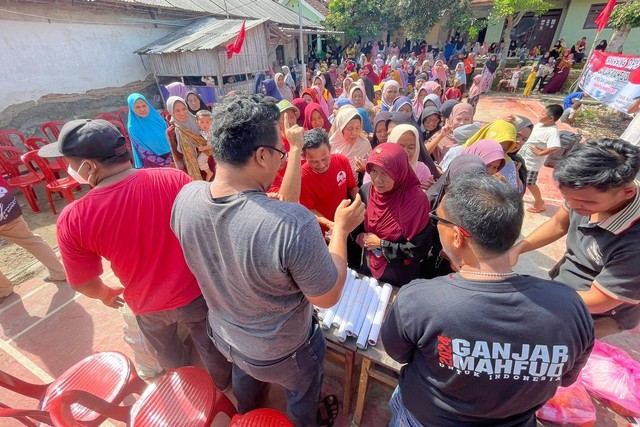 Relawan Ganjar-Mahfud di Jawa Barat dan Banten bertemu masyarakat untuk menyosialisasikan program kerja paslon nomor urut 3 Ganjar Pranowo -Mahfud MD, Minggu (14/1/2024). Foto: Dok. Istimewa