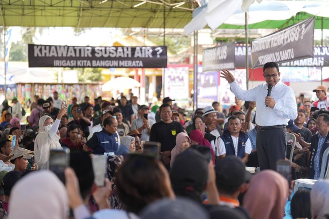 Capres nomor urut 01 Anies Baswedan dalam acara Rembug Petani di Lapangan Sidorejo, Lampung Timur, Minggu (14/1). Foto: Dok. Istimewa