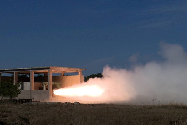 Uji coba mesin bahan bakar padat baru Korea Utara untuk rudal balistik menengah dilakukan, pada tanggal 15 November 2023. Foto: KCNA/via REUTERS