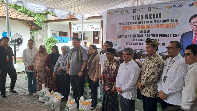 Menko Perekonomian Airlangga Hartarto memberikan bantuan pangan ke warga di Mandalika, Lombok, Minggu (14/1/2024). Foto: Annisa Thahira Madina/kumparan