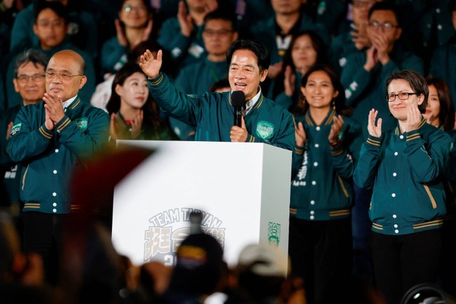 Presiden terpilih Taiwan Lai Ching-te berbicara di atas panggung pada rapat umum di Taipei, Taiwan, Jumat (13/1/2024). Foto: Ann Wang/REUTERS