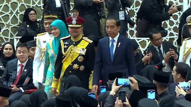 Presiden Joko Widodo menghadiri resepsi pernikahan Putra ke-10 Sultan Brunei Hassanal Bolkiah Pangeran Abdul Mateen dan Dayang Anisha Rosnah Isa-Kalebic di Brunei Darussalam, Minggu (14/1/2024). Foto: Youtube/RTB News