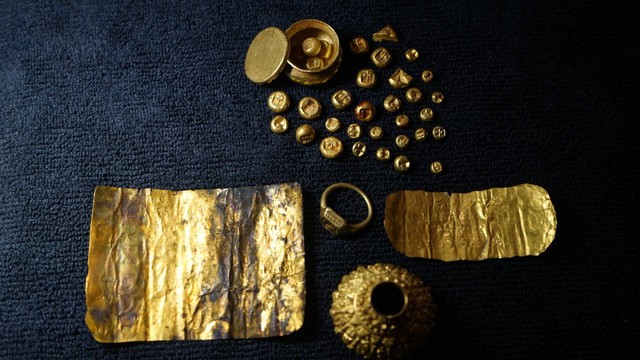 Benda berharga berupa plat emas yang ditemukan di dasar sungai musi Palembang, Minggu (14/1) Foto: abp/urban id