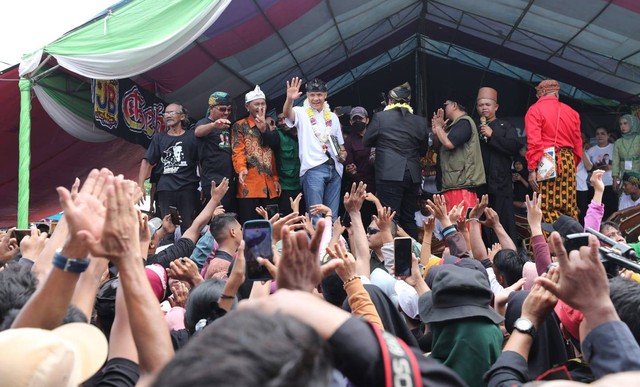 Capres nomor urut 03 Ganjar Pranowo mengikuti panen raya bandeng di Desa Tanjung Pakis, Pakis Jaya, Karawang, pada Minggu (14/1/2024). Foto: Dok. Istimewa