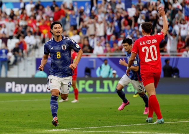 Takumi Minamino dari Jepang merayakan gol pertama mereka saat pertandingan Piala Asia AFC di Stadion Al Thumama, Doha, Qatar. Foto: Thaier Al-Sudani/Reuters