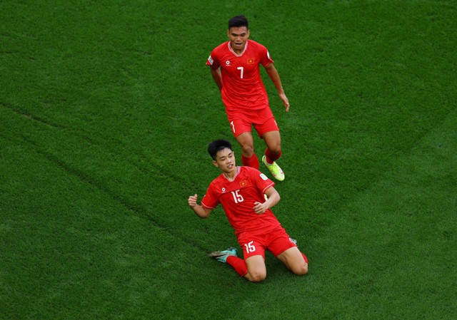 Nguyen Dinh Bac dari Vietnam merayakan gol pertama mereka bersama Pham Xuan Manh saat pertandingan Piala Asia AFC di Stadion Al Thumama, Doha, Qatar. Foto: Molly Darlington/Reuters