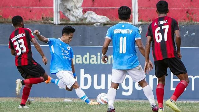 Sulut United melawan Persipura Jayapura di putaran pertama Liga 2 Indonesia.