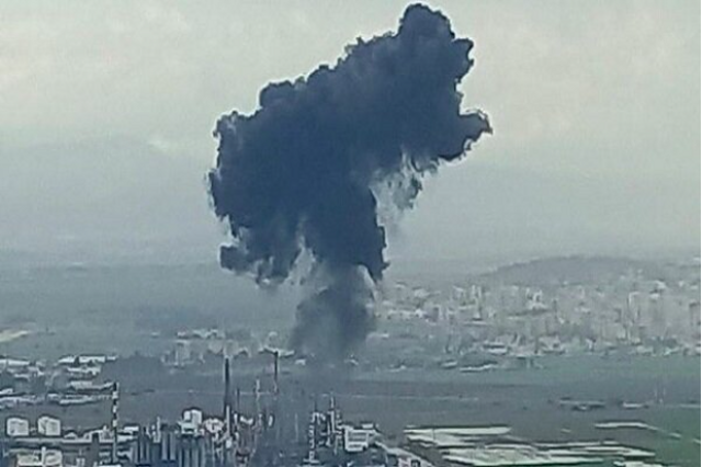 Asap hitam tebal membubung ke udara sesaat setelah terjadi ledakan di area kilang minyak milik Israel di Teluk Haifa. Foto: X/@MayMelhem