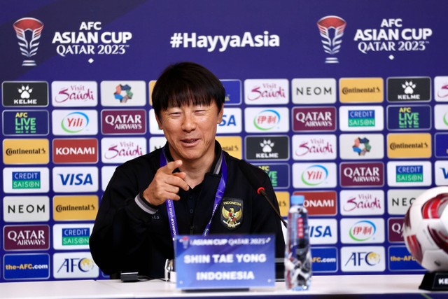 Shin Tae-yong hadiri Konferensi pers jelang laga Timnas Indonesia vs Irak dalam Piala Asia di Qatar pada 14 Januari 2024. Foto: PSSI